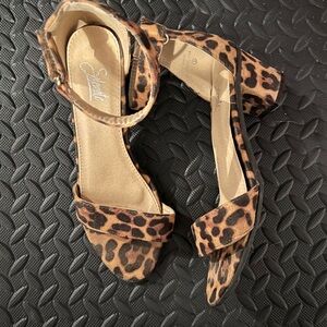 Leopard strappy sandal heels EUC 9